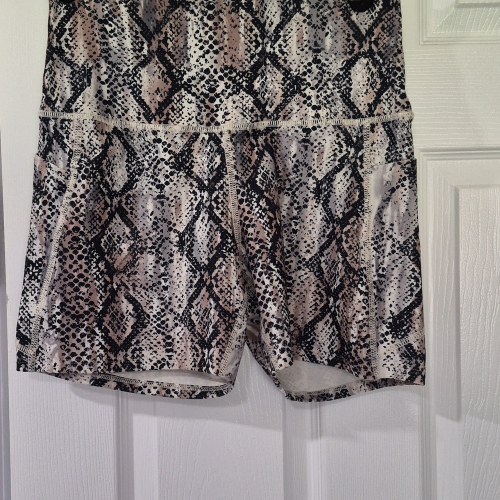 ❤️$5 BUNDLE ITEM Snake Print High-Waist Fitness Shorts - Beige/Black SZ Large